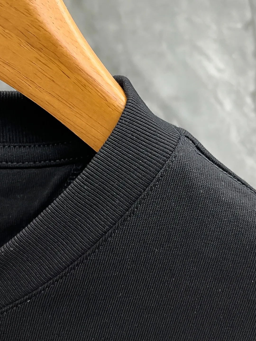 VLTN 2026ss Spring and Summer New Arrival first counter, the latest New Arrival short-sleeved round neck T-shirt Premium customized design, avant-garde and fashionable! The brand logo emphasizes craftsmanship and the custom fabrics are soft to the touch. Comfortable to wear. Exquisite stitching at the counter level. Fine workmanship. The upper body effect is incomparably handsome! A must-have item for a stylish man! Color: Black White Sizes: S-2XL